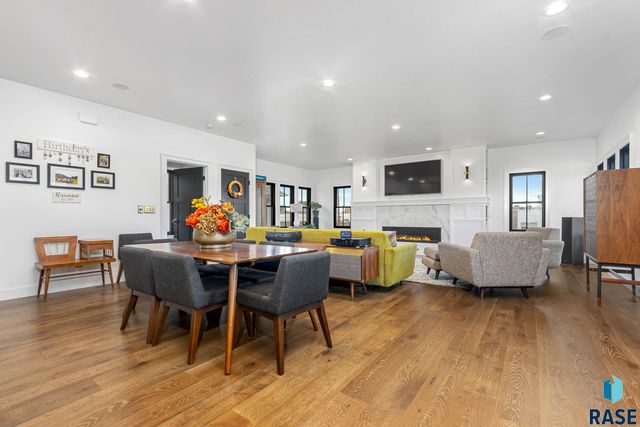 221 E 14th St Street, Sioux Falls, SD 57104