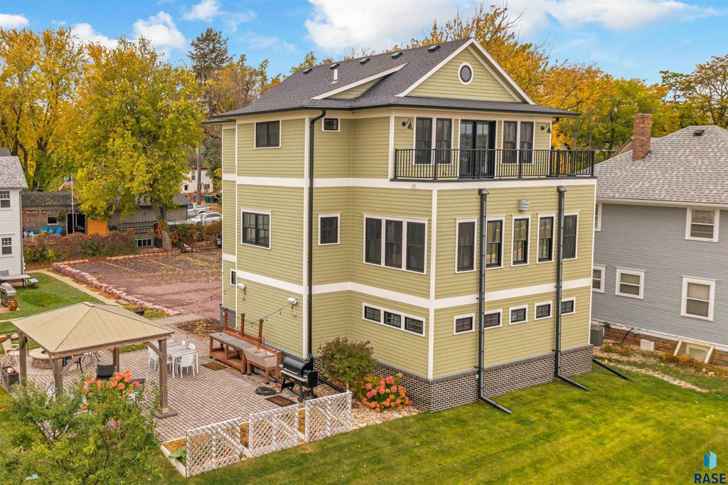 221 E 14th St Street, Sioux Falls, SD 57104