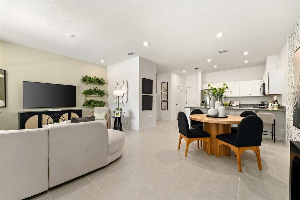 Image 4 of property listing at 2951 CAMELLIA FLOWER STREET, Apopka, FL 32703