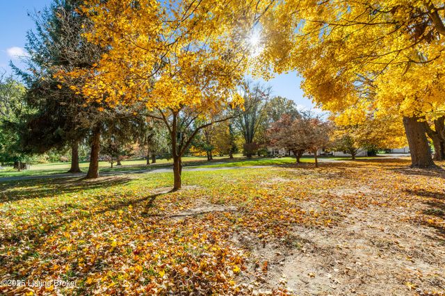 12902 N Osage Rd, Anchorage, KY 40223