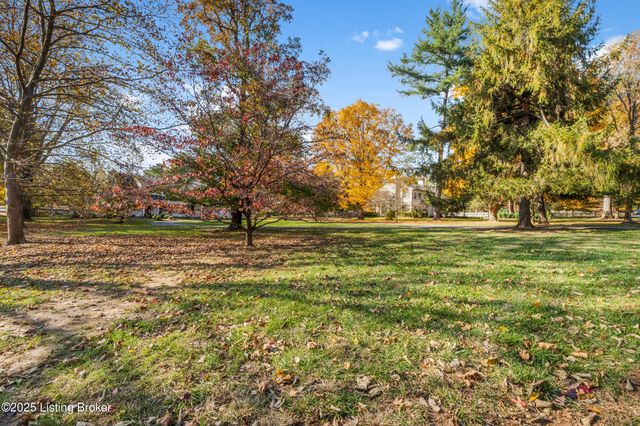 12902 N Osage Rd, Anchorage, KY 40223