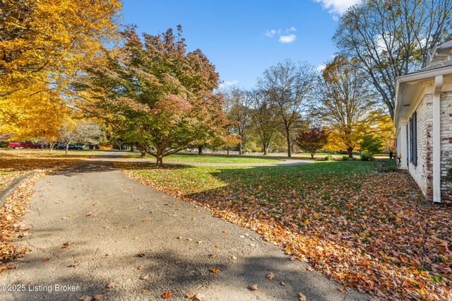 12902 N Osage Rd, Anchorage, KY 40223