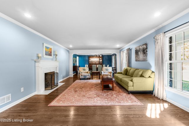 12902 N Osage Rd, Anchorage, KY 40223