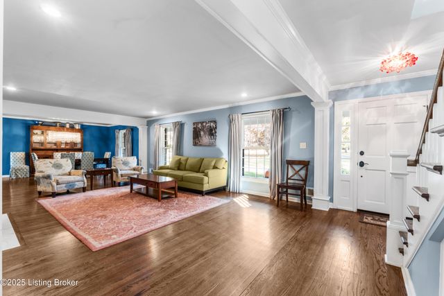 12902 N Osage Rd, Anchorage, KY 40223