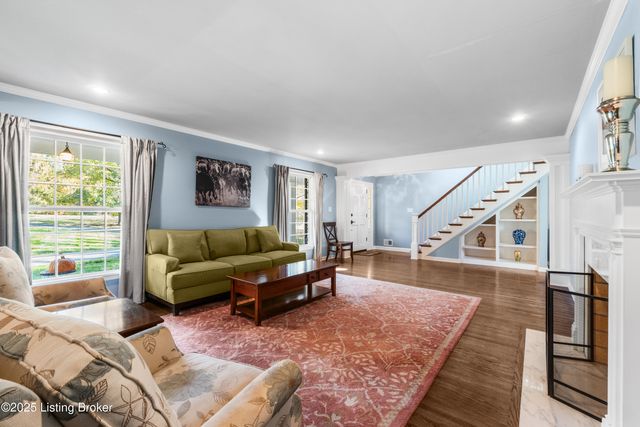 12902 N Osage Rd, Anchorage, KY 40223