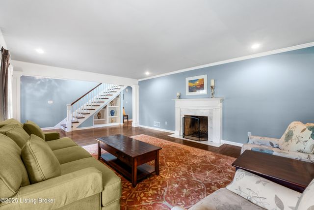 12902 N Osage Rd, Anchorage, KY 40223