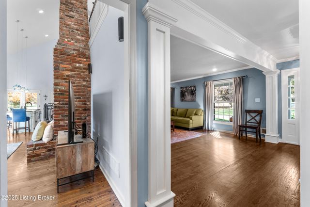 12902 N Osage Rd, Anchorage, KY 40223