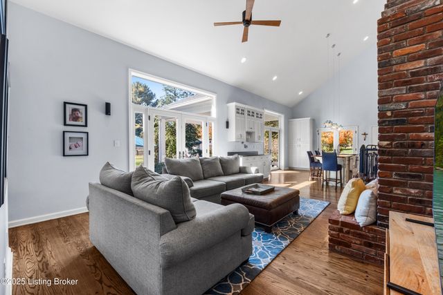 12902 N Osage Rd, Anchorage, KY 40223