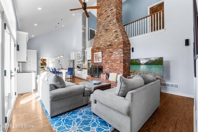 12902 N Osage Rd, Anchorage, KY 40223