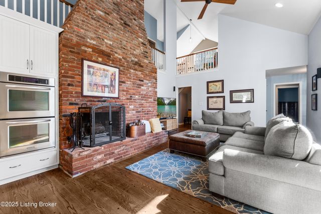 12902 N Osage Rd, Anchorage, KY 40223