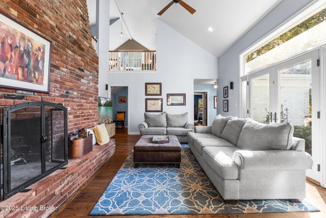 12902 N Osage Rd, Anchorage, KY 40223