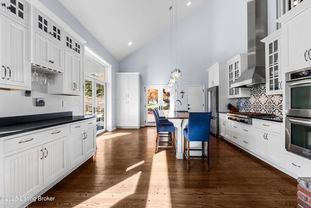 12902 N Osage Rd, Anchorage, KY 40223