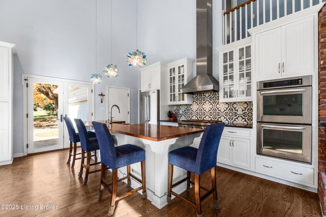 12902 N Osage Rd, Anchorage, KY 40223