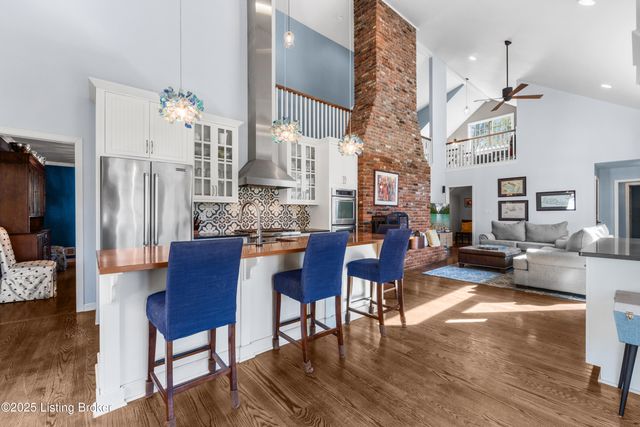 12902 N Osage Rd, Anchorage, KY 40223