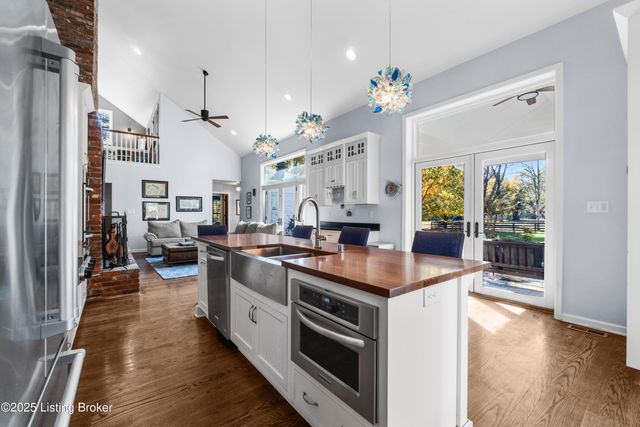 12902 N Osage Rd, Anchorage, KY 40223