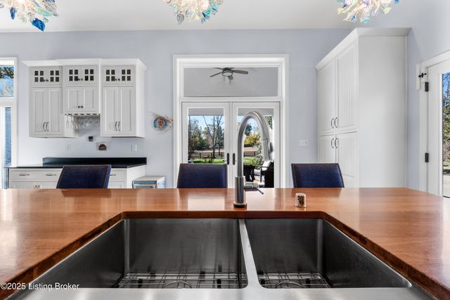 12902 N Osage Rd, Anchorage, KY 40223