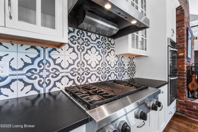 12902 N Osage Rd, Anchorage, KY 40223