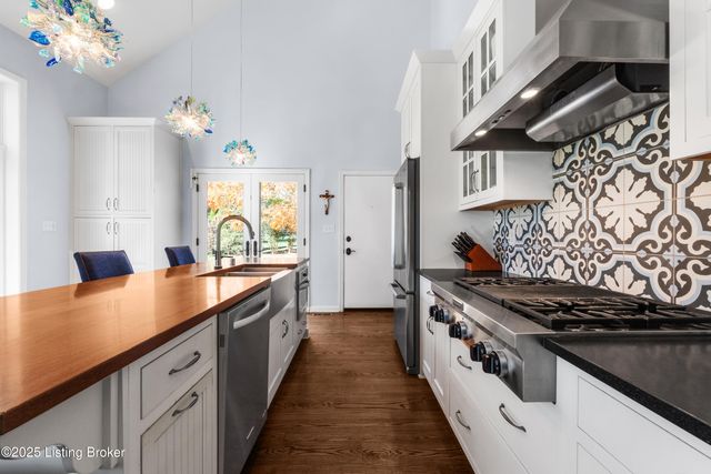 12902 N Osage Rd, Anchorage, KY 40223