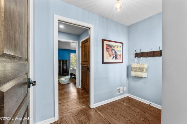 12902 N Osage Rd, Anchorage, KY 40223