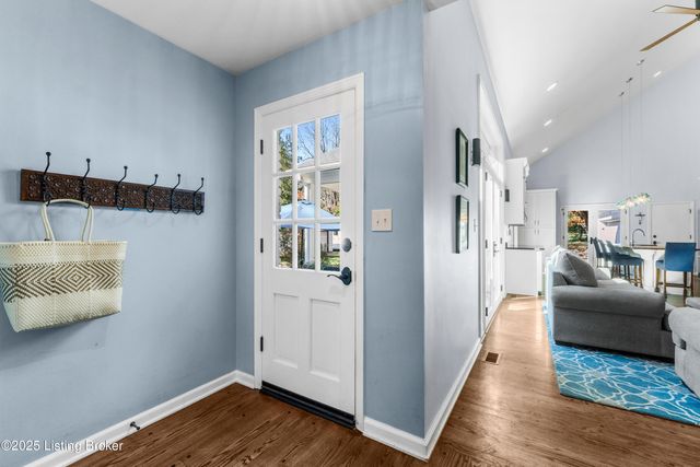 12902 N Osage Rd, Anchorage, KY 40223