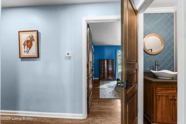 12902 N Osage Rd, Anchorage, KY 40223