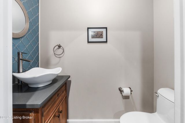 12902 N Osage Rd, Anchorage, KY 40223