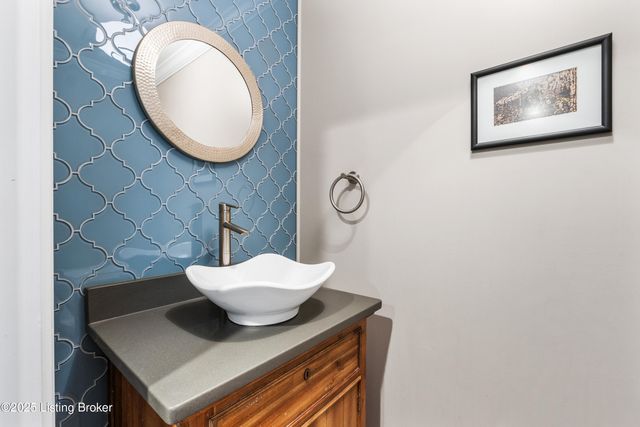 12902 N Osage Rd, Anchorage, KY 40223