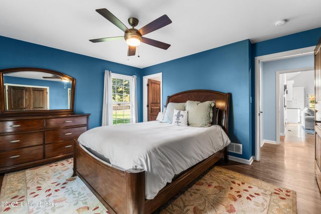 12902 N Osage Rd, Anchorage, KY 40223