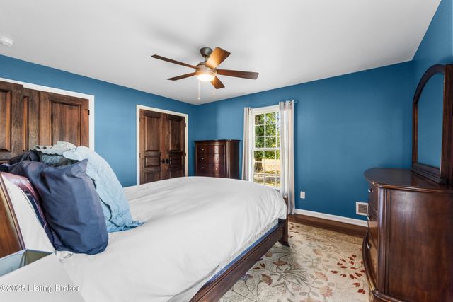 12902 N Osage Rd, Anchorage, KY 40223