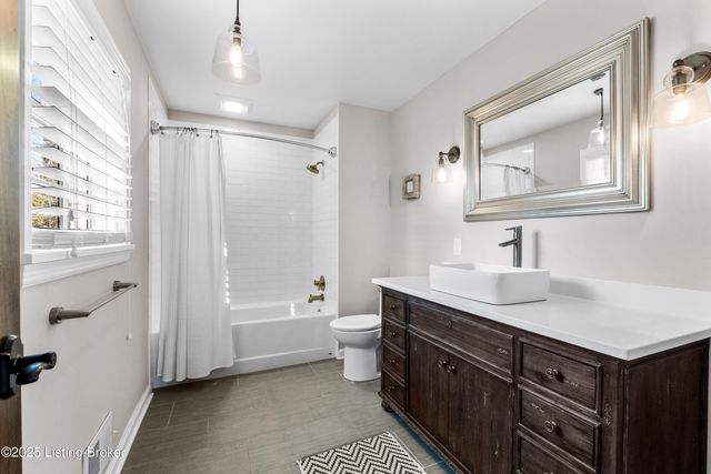 12902 N Osage Rd, Anchorage, KY 40223