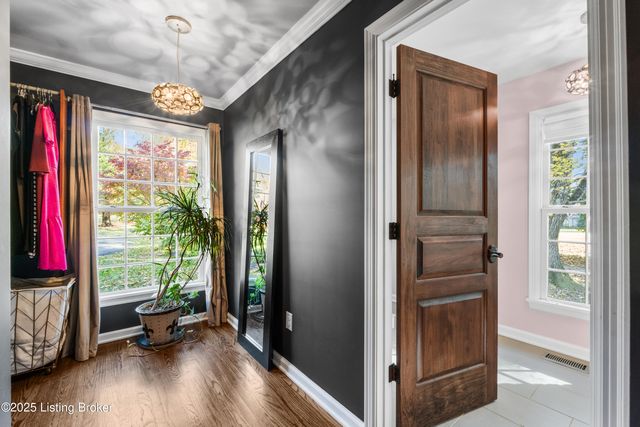 12902 N Osage Rd, Anchorage, KY 40223