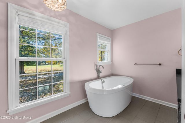 12902 N Osage Rd, Anchorage, KY 40223