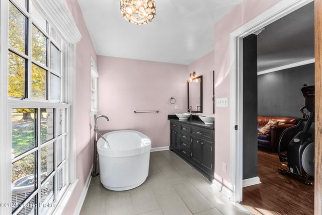 12902 N Osage Rd, Anchorage, KY 40223