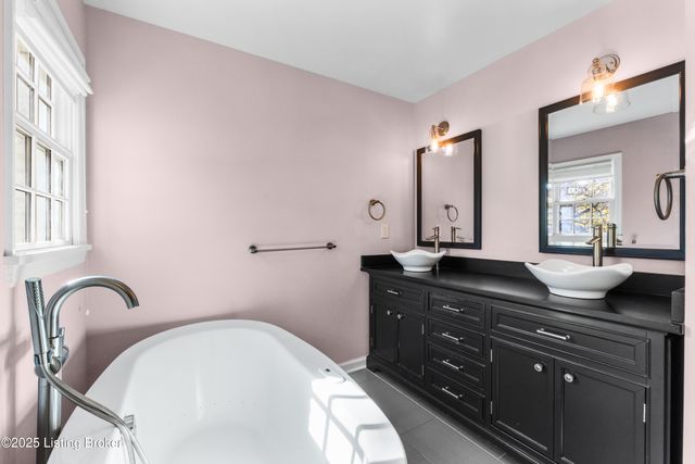 12902 N Osage Rd, Anchorage, KY 40223