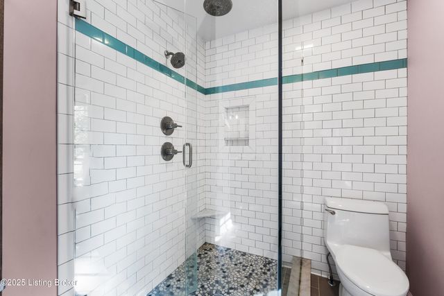 12902 N Osage Rd, Anchorage, KY 40223