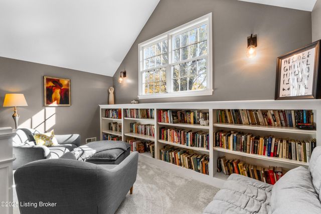 12902 N Osage Rd, Anchorage, KY 40223