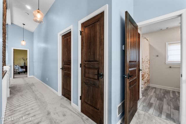 12902 N Osage Rd, Anchorage, KY 40223