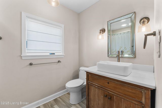 12902 N Osage Rd, Anchorage, KY 40223