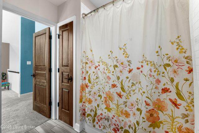 12902 N Osage Rd, Anchorage, KY 40223