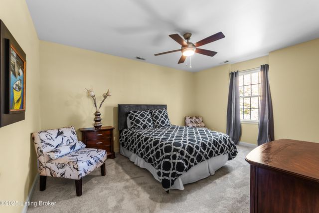 12902 N Osage Rd, Anchorage, KY 40223