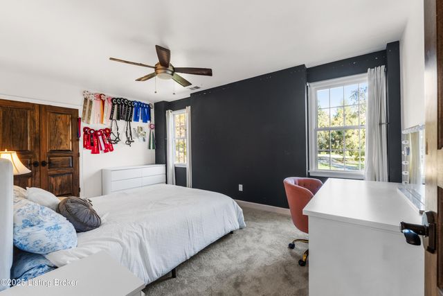 12902 N Osage Rd, Anchorage, KY 40223