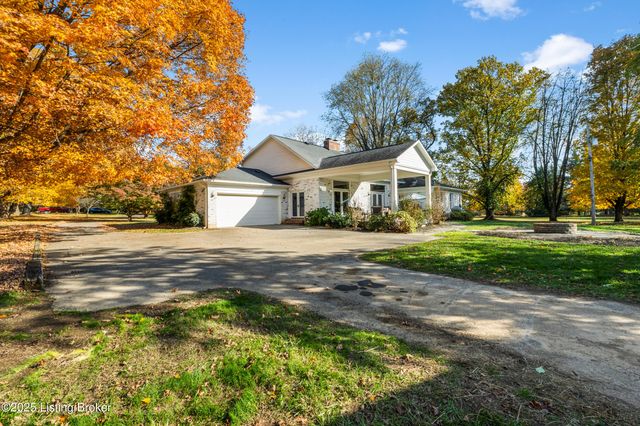 12902 N Osage Rd, Anchorage, KY 40223