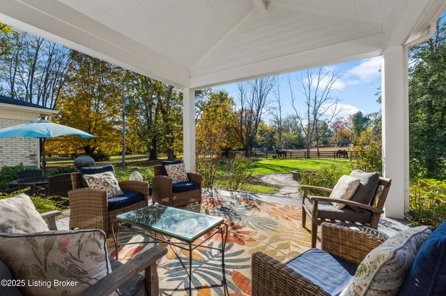 12902 N Osage Rd, Anchorage, KY 40223