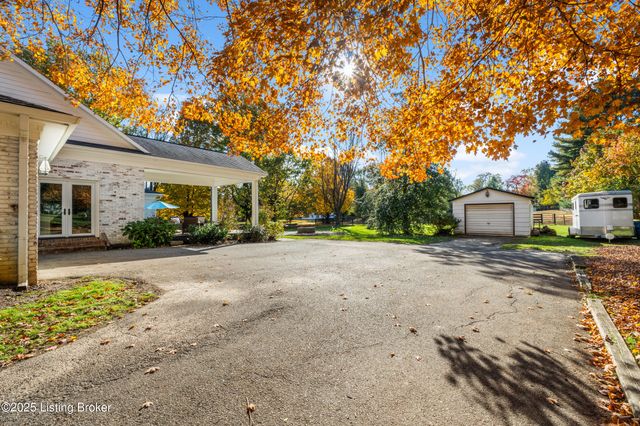 12902 N Osage Rd, Anchorage, KY 40223