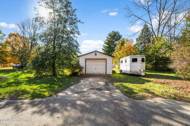 12902 N Osage Rd, Anchorage, KY 40223