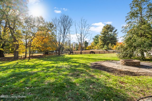 12902 N Osage Rd, Anchorage, KY 40223