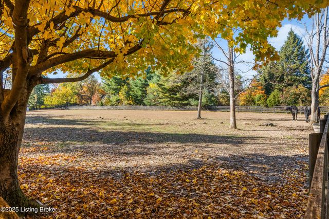 12902 N Osage Rd, Anchorage, KY 40223