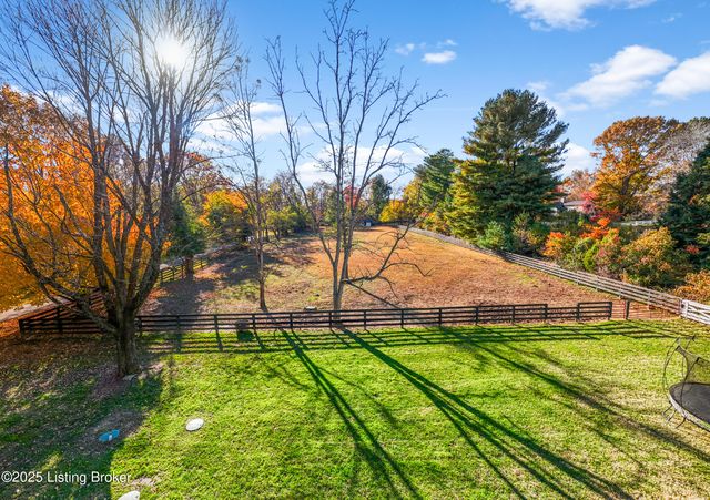 12902 N Osage Rd, Anchorage, KY 40223