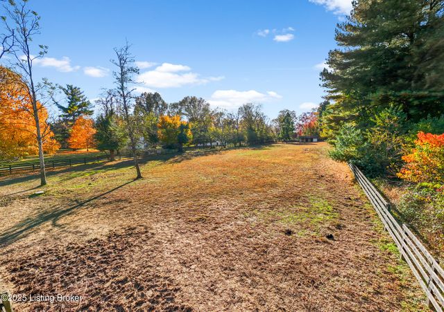 12902 N Osage Rd, Anchorage, KY 40223