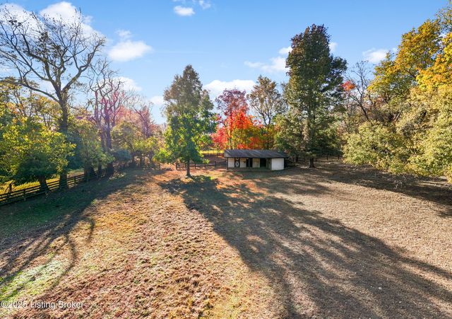 12902 N Osage Rd, Anchorage, KY 40223